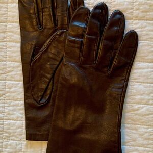 Ladies’ dark brown calf skin gloves. Size XL
Unlined so fits snugly.